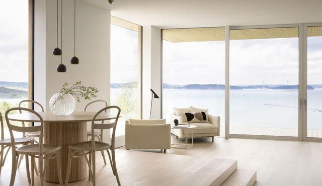 Moderne stue med parkettgulv og store vindusflater