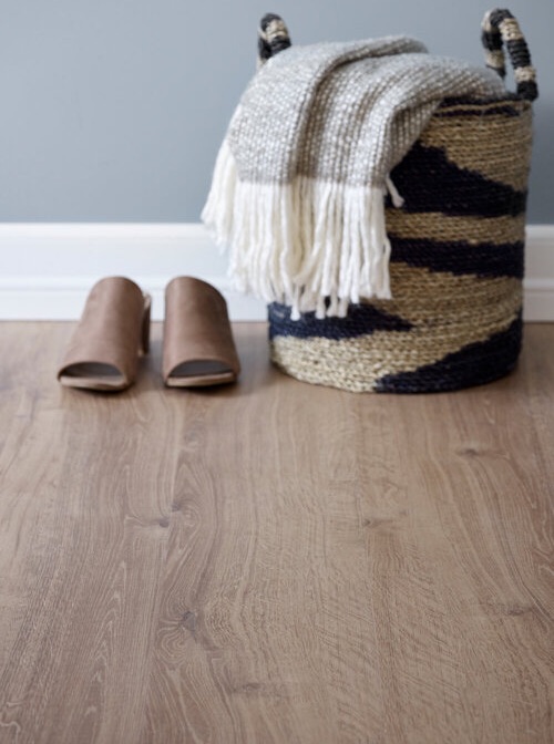 Parkettgulv på et stilrent og moderne soverom